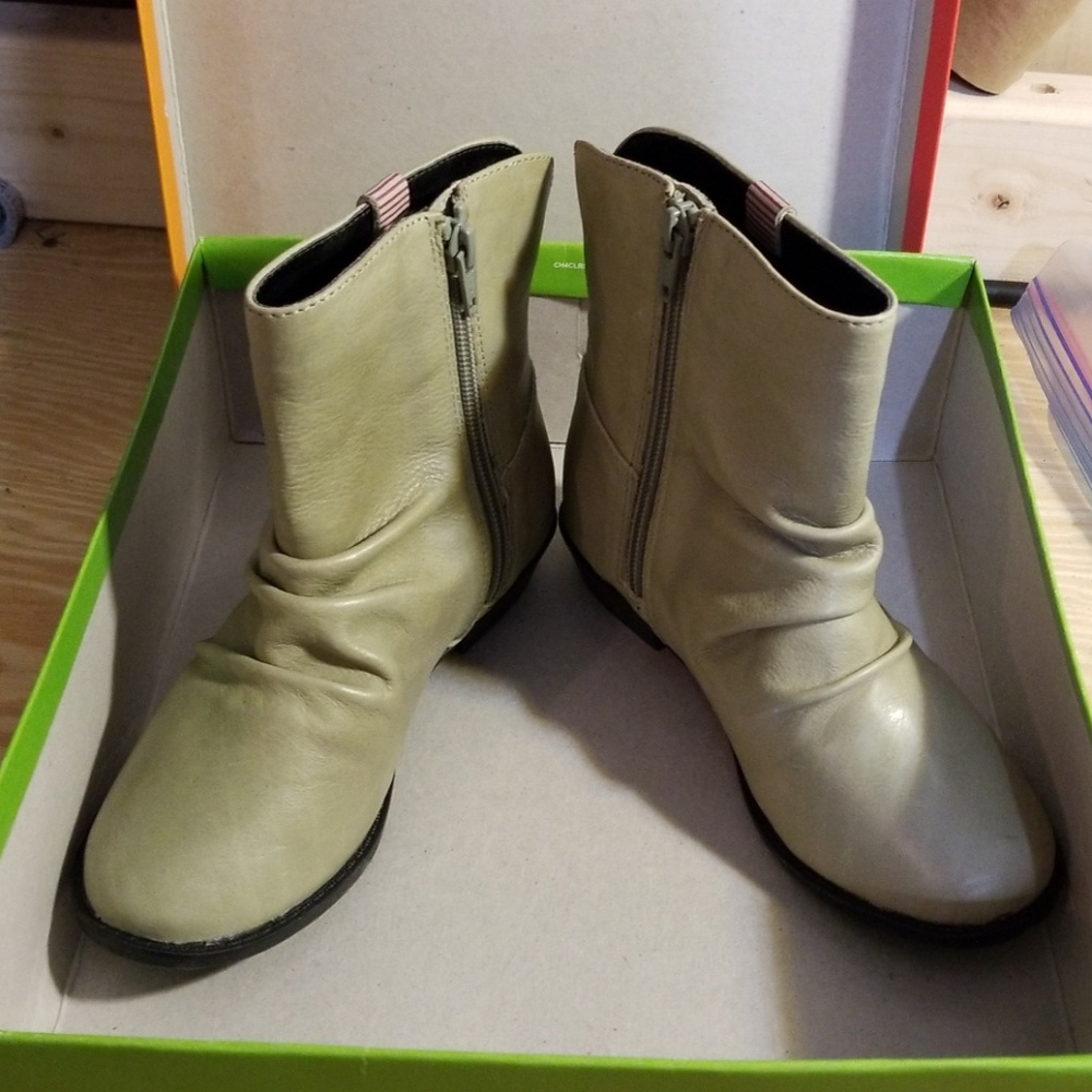 Stride Rite Girls Fawn Gray Leather Boots